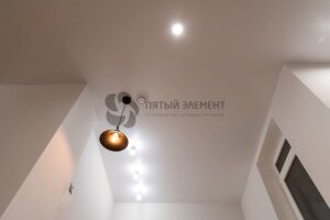 Классический потолок в кухонной зоне, но с изюминкой
